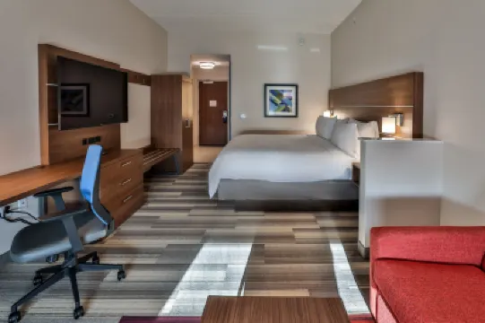 Holiday Inn Express & Suites NASHVILLE METROCENTER DOWNTOWN by IHG Hotels in 