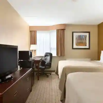 Travelodge by Wyndham Toronto East Rooms