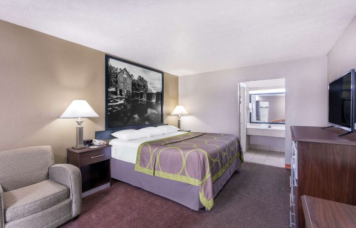 Super 8 by Wyndham Locust Grove