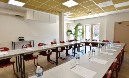 Best Western Blanche de Castille Dourdan - Housity
