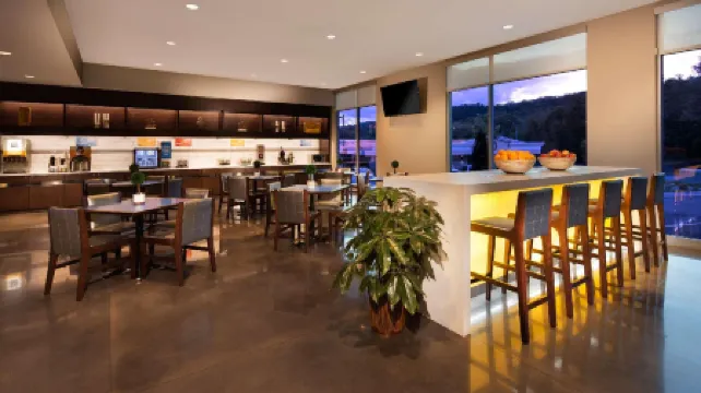 GLo Best Western Asheville Tunnel Road Отели рядом с достопримечательностью «Гроввуд Виллидж»