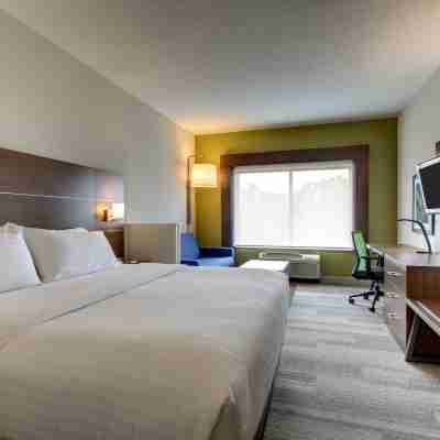 Holiday Inn Express & Suites Aurora - Naperville Rooms