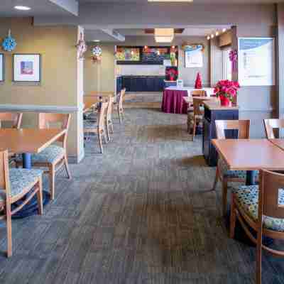 Quality Inn & Suites PE Trudeau Airport Dining/Meeting Rooms