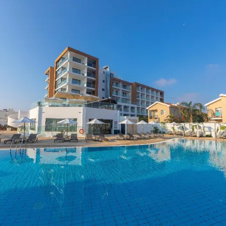 Leonardo Crystal Cove Hotel & Spa – Adults Only