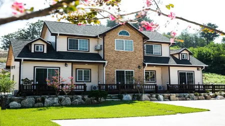 Janghobadasoop Pension Отели рядом с достопримечательностью «Jangho Port»