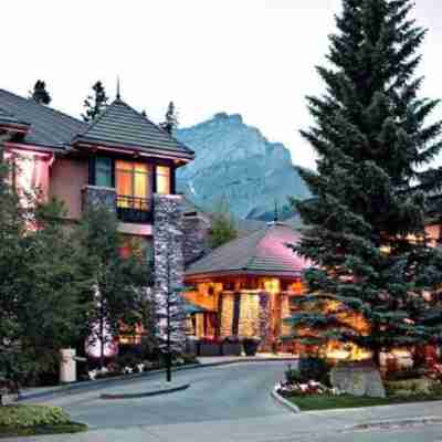 Royal Canadian Lodge Hotel Exterior