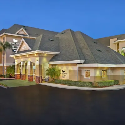 代託納比奇賽道機場Homewood Suites by Hilton 鄰近戴通納海灘機場的酒店