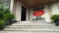 Raya Resort Hotel Hotels in Mojoroto