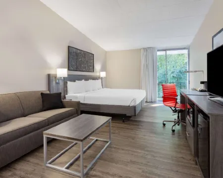 Ramada by Wyndham Hartford North / Bradley Airport Hotels in Windsor Locks