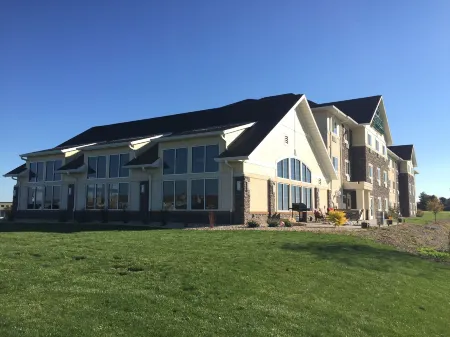 Grandstay Hotel & Suites Mount Horeb - Madison Отели рядом с достопримечательностью «Блу Маунд Стейт Парк - Запад Обзервейшен Тауэр»