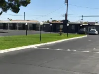 New Corral Motel - parking