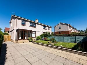 Empty2Occupied Family Home in Craigour Terrace with Driveway & Garden