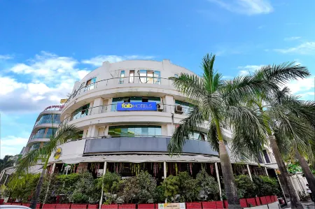 Fabexpress White House Отели рядом с достопримечательностью «Sri Sri Radha Madanmohan Temple»