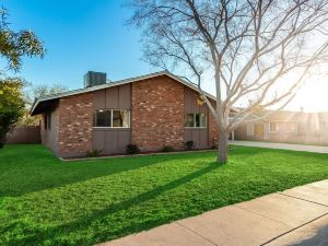 Manhatton Tempe 4 Bedroom Home by RedAwning