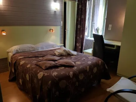 Logis hôtel Restaurant les Carillons Отели в г. Люган