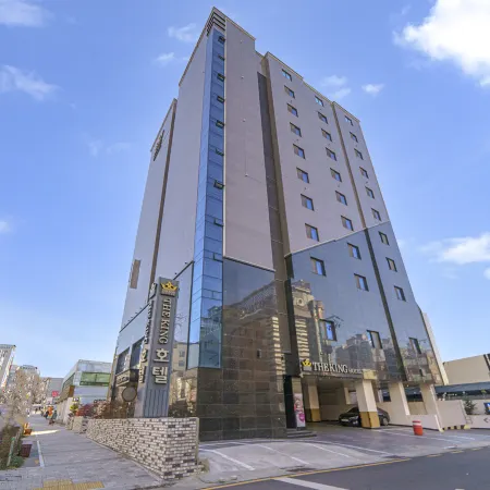 The King Hotel Отели рядом с достопримечательностью «Район Сентум-Сити»