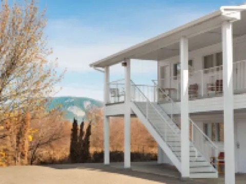 Travelodge by Wyndham Salmon Arm Hotels in Salmon Arm