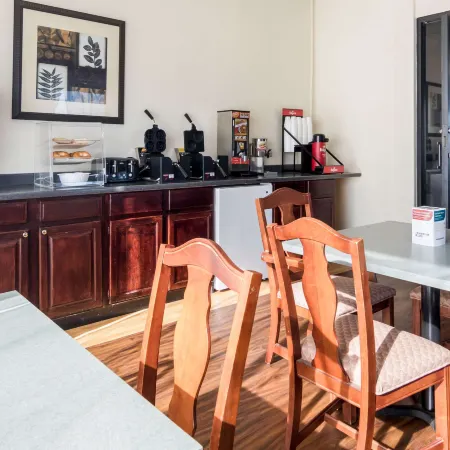 Econo Lodge Inn & Suites Conference Center Dublin