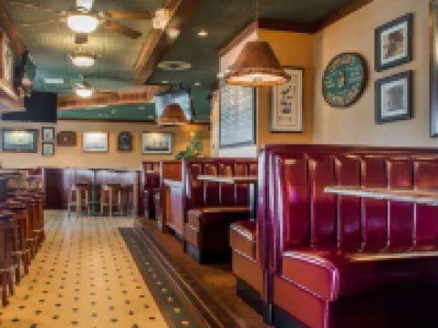 Clarion Hotel & Suites Riverfront Hoteles en Oswego