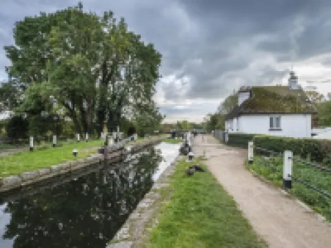 The WatersEdge, Canal Cottages Hotels in Uxbridge