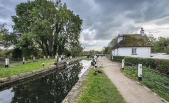 Lovely 1-Bed Studio in West Drayton