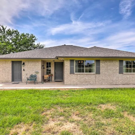 Charming Cameron Farm Retreat ~ 41 Mi to Tamu