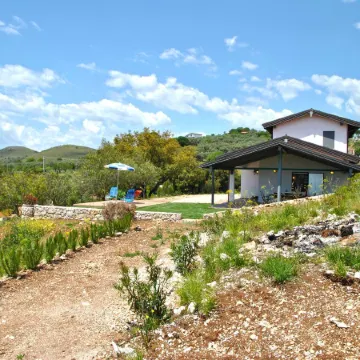 Red Roses Flat in a Semi-Detached Villa