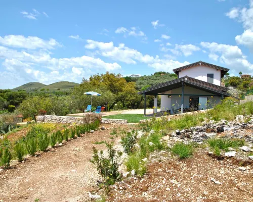 Red Roses Flat in a Semi-Detached Villa Hoteles en Itri