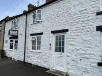 3 Bedroom Cottage Sleeps 5 village location Hotels in West Ayton