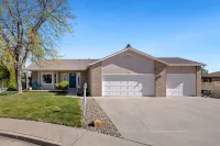 Charming Home with RV Parking - 30 Miles from Rmnp! Hotel di Berthoud