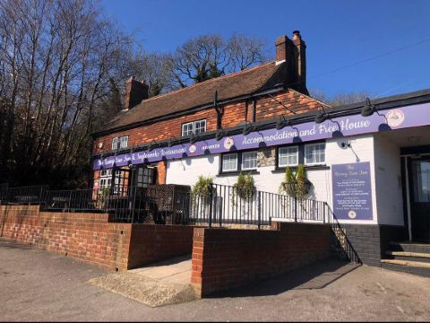 โรงแรมริซิ่งซันอินน์