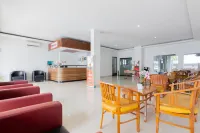 RedDoorz Plus near Living Plaza Jababeka - 2-Star