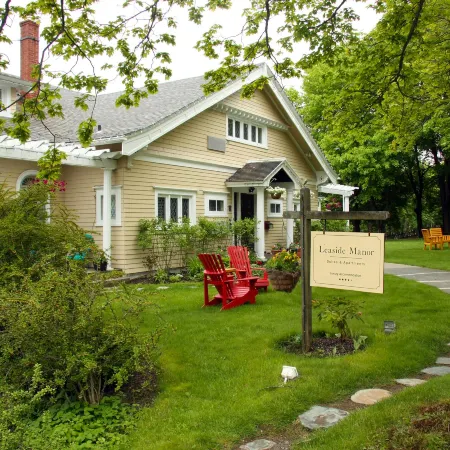 Leaside Manor