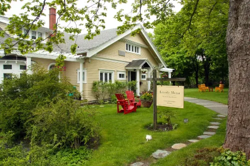 Leaside Manor - 4-Star