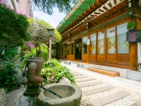 Jeonju Hanok Village's Garden Anchae Main Building โรงแรมใกล้traditional wine museum