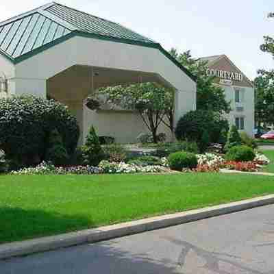 Courtyard Lansing Hotel Exterior