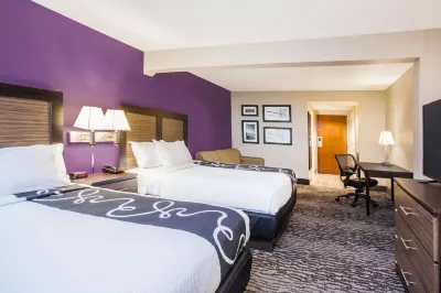 La Quinta Inn & Suites by Wyndham Clearwater South Các khách sạn gần Target