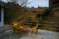 The Hosteller Mussoorie by the Streamside, Kempty Hotels near J P Bend