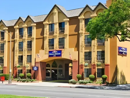 Howard Johnson by Wyndham Pasadena