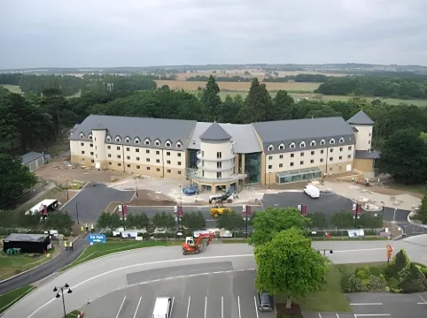 Drayton Manor Hotel - ที่มีบาร์