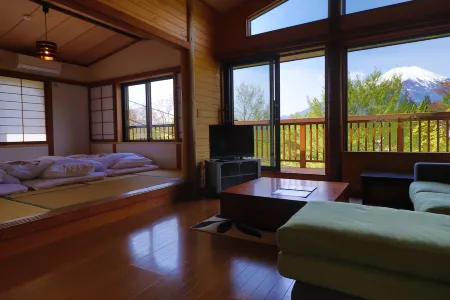 Risumura Besso Отели рядом с достопримечательностью «Yamanakako Onsen Benifuji no Yu hot spring»