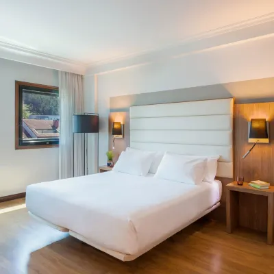 Hotel Santiago Plaza Affiliated by Meliá Отели рядом с достопримечательностью «Многофункциональный комплекс "Фонтес-до-Сар"»