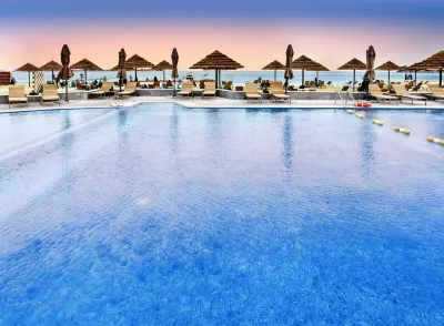 Braira Al Azizya Hotel & Resort Hôtels à proximité de : Halfmoon beach