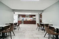 Super 8 by Wyndham Kenosha/Pleasant Prairie Hotels in Kenosha