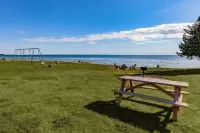 Days Inn & Suites by Wyndham St. Ignace Lakefront - Beach