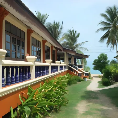Lolita Bungalow Отели рядом с достопримечательностью «Пирс Менам»