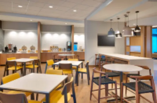 แฟร์ฟิลด์ อินน์แอนด์สวีทส์ ร็อคพอร์ต โรงแรมในร็อคพอร์ต