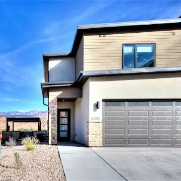 Luxury 4 bedroom twin home, beautiful views. Private hot tub. Covered patio.