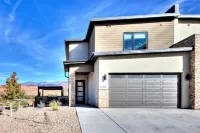Luxury 4 bedroom twin home, beautiful views. Private hot tub. Covered patio. - プライペートプール