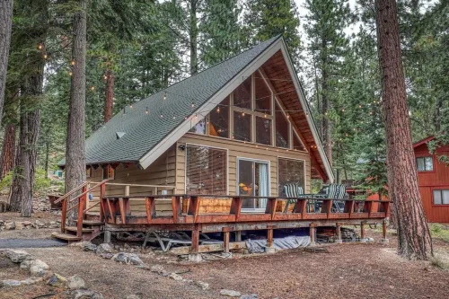 Modern Dog Friendly A-Frame walking distance to Lake.